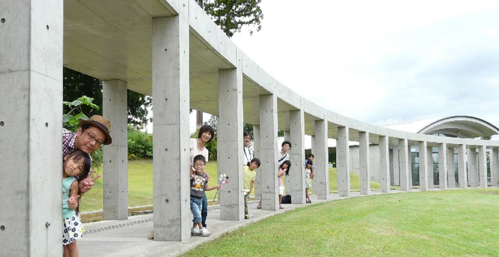 あてま森と水辺の教室ポポラで遊ぶ親子