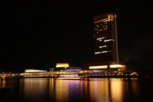 新潟のシンボル朱鷺メッセ