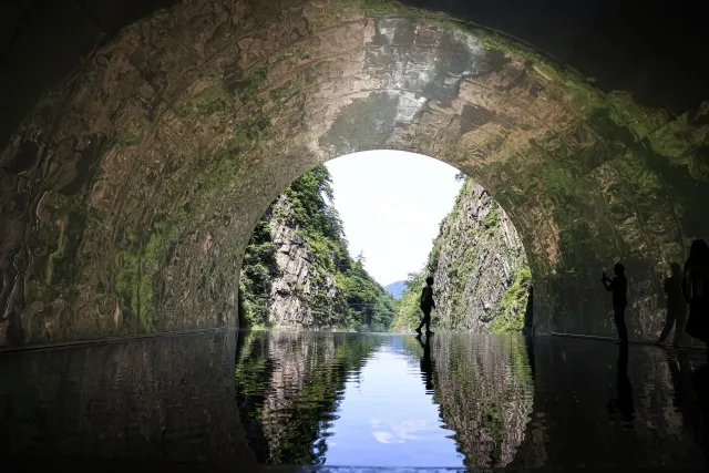 光と水が織りなす清津峡渓谷トンネル