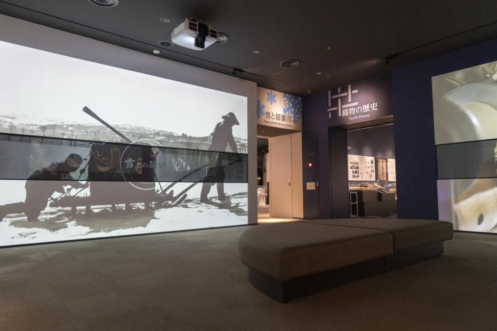 十日町市博物館 TOPPAKUの薄暗い雰囲気ある内観