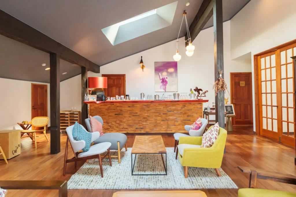 天井から光が差し込み、ソファーでくつろげるラウンジ