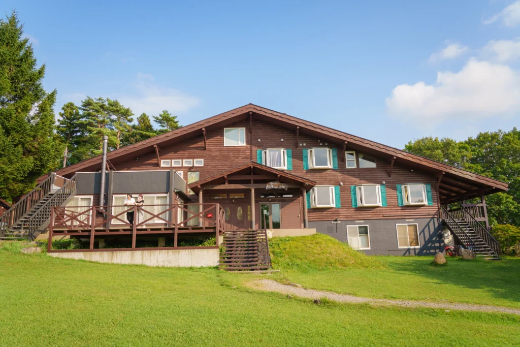 沼尻ロッジのウッドデッキや階段がある木で建てられた建物