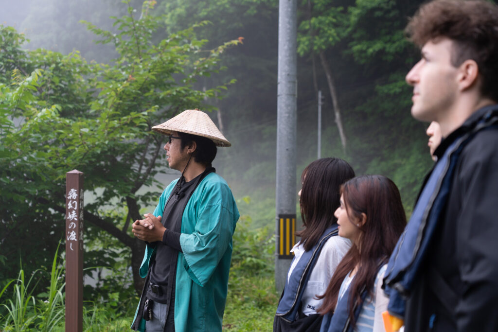 划手向遊客講述霧幻峽之渡歷史的情景。
