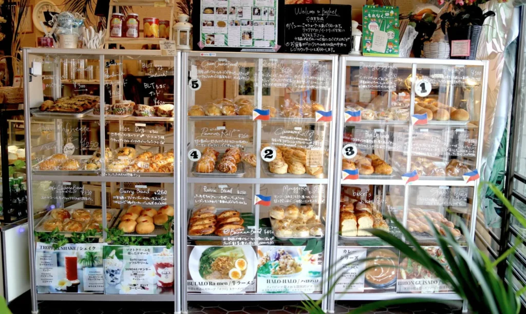 Bakery & Cafe basket.のパンのショーケース