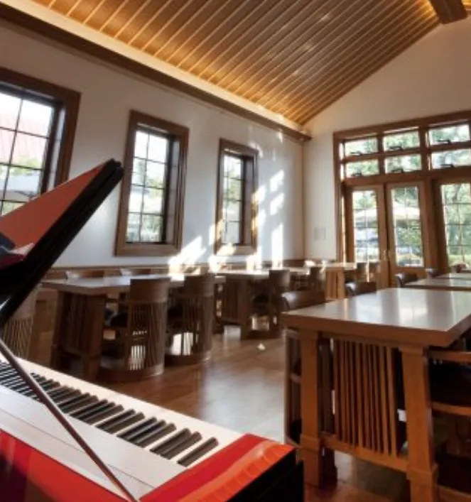 アドリア北出丸カフェの店内