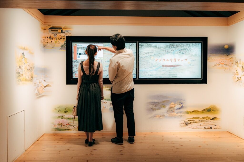 デジタルマップを見ている男女
