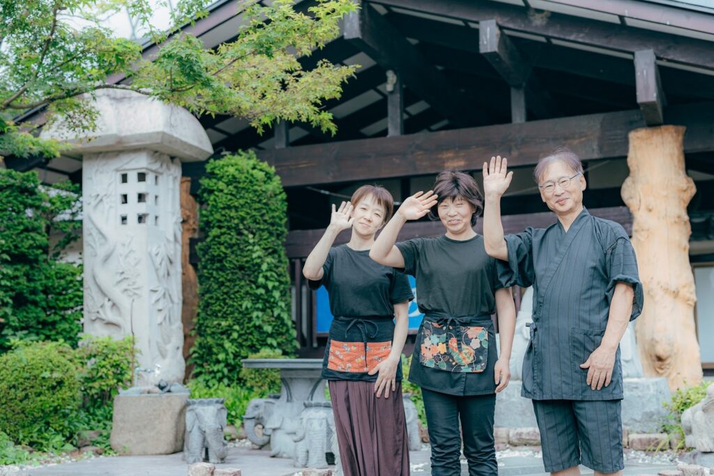 まごころの宿　星野井の前で笑顔でこちらに手を振っている人たち