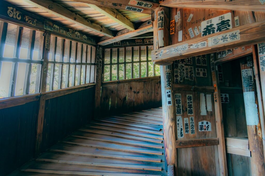 さざえ堂の階段が続く内部